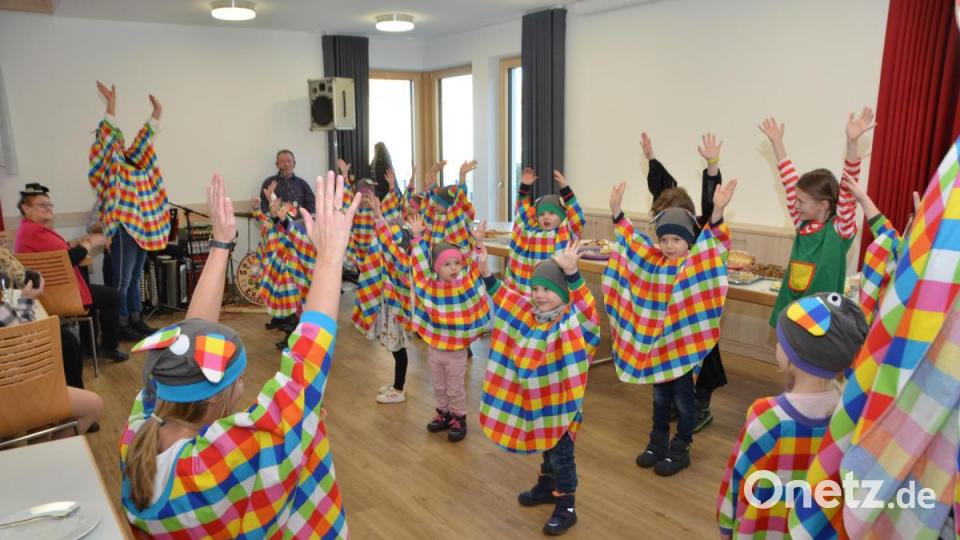Diesmal ging es beim Seniorenfasching, dank der Kindergartenkinder aus Roggenstein, ziemlich tierisch zu, denn Elmar, der Elefant, stattete den Senioren einen turbulenten Besuch ab. Bild: dob
