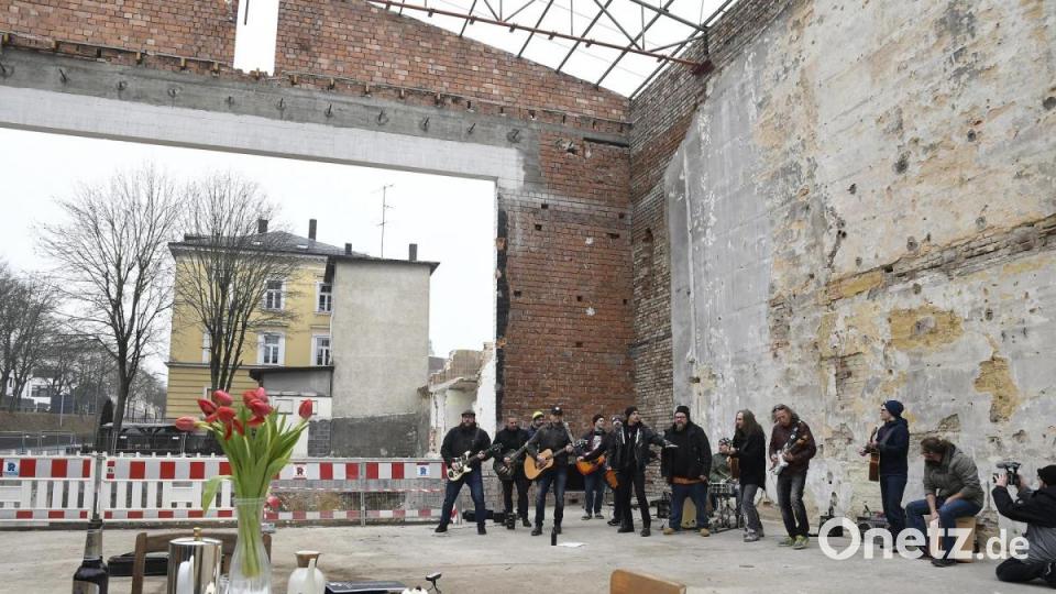Bei einem Flashmob am Samstagnachmittag haben Amberger Musiker dem Josefshaus als Kulturtempel der Stadt die letzte Ehre erwiesen. Bild: Petra Hartl