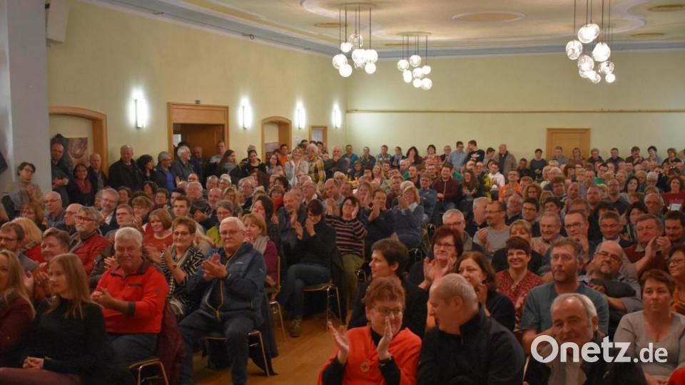 Wollen die Erbendorfer Bürger lieber ihr Freibad behalten oder brauchen sie mehr ein Hallenbad? Wolfgang Benkhardt lässt das Publikum klatschen. Der Beifall war beim Freibad wesentlich lauter als beim Hallenbad. Bild: lue