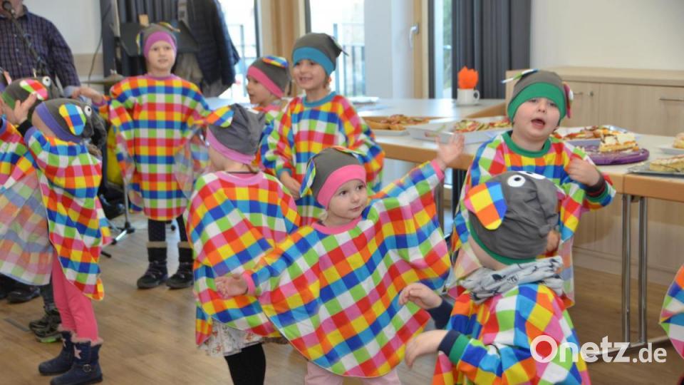 Diesmal ging es beim Seniorenfasching, dank der Kindergartenkinder aus Roggenstein, ziemlich tierisch zu, denn Elmar, der Elefant, stattete den Senioren einen turbulenten Besuch ab. Bild: dob