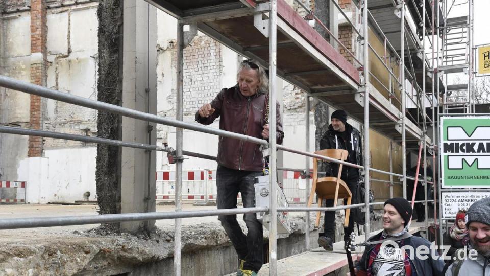 Bei einem Flashmob am Samstagnachmittag haben Amberger Musiker dem Josefshaus als Kulturtempel der Stadt die letzte Ehre erwiesen. Bild: Petra Hartl