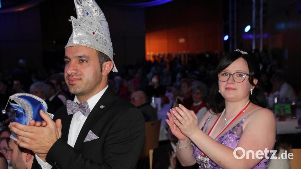 Das Mähringer Prinzenpaar applaudiert seiner Schülergarde. Bild: kro