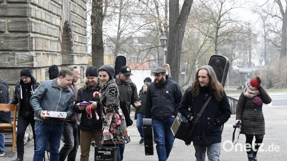 Bei einem Flashmob am Samstagnachmittag haben Amberger Musiker dem Josefshaus als Kulturtempel der Stadt die letzte Ehre erwiesen. Bild: Petra Hartl