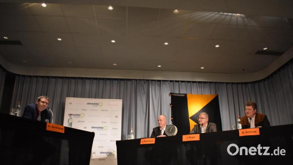 Wolfgang Benkhardt von Oberpfalz-Medien moderierte die Veranstaltung und fühlte den drei Bürgermeisterkandidaten auf den Zahn. Bild: lue
