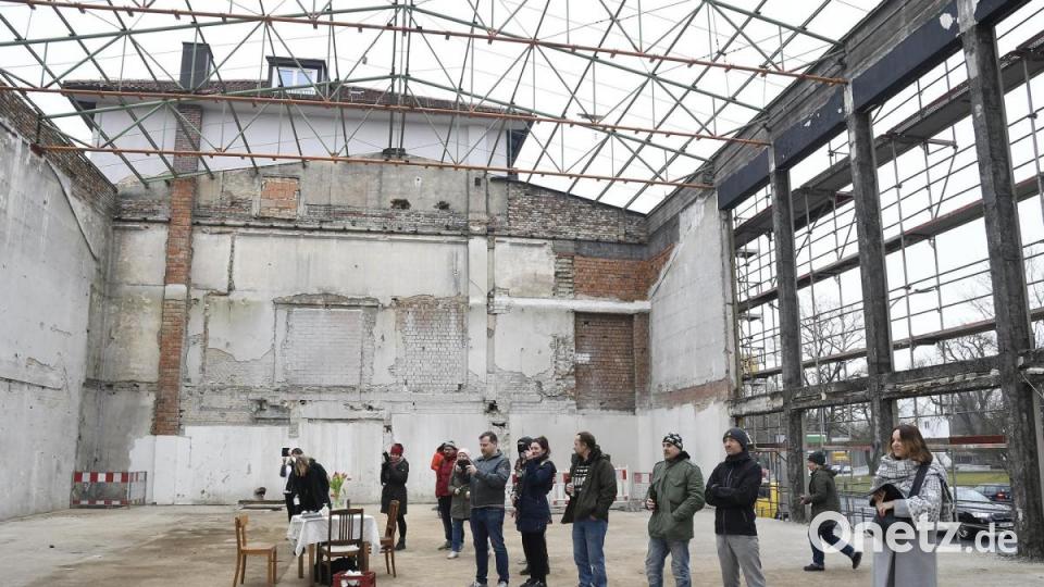 Bei einem Flashmob am Samstagnachmittag haben Amberger Musiker dem Josefshaus als Kulturtempel der Stadt die letzte Ehre erwiesen. Bild: Petra Hartl