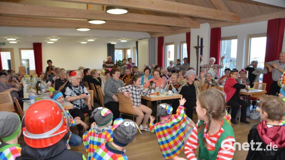 Diesmal ging es beim Seniorenfasching, dank der Kindergartenkinder aus Roggenstein, ziemlich tierisch zu, denn Elmar, der Elefant, stattete den Senioren einen turbulenten Besuch ab. Bild: dob