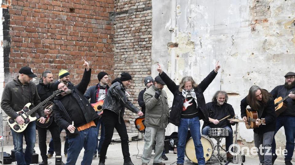 Bei einem Flashmob am Samstagnachmittag haben Amberger Musiker dem Josefshaus als Kulturtempel der Stadt die letzte Ehre erwiesen. Bild: Petra Hartl