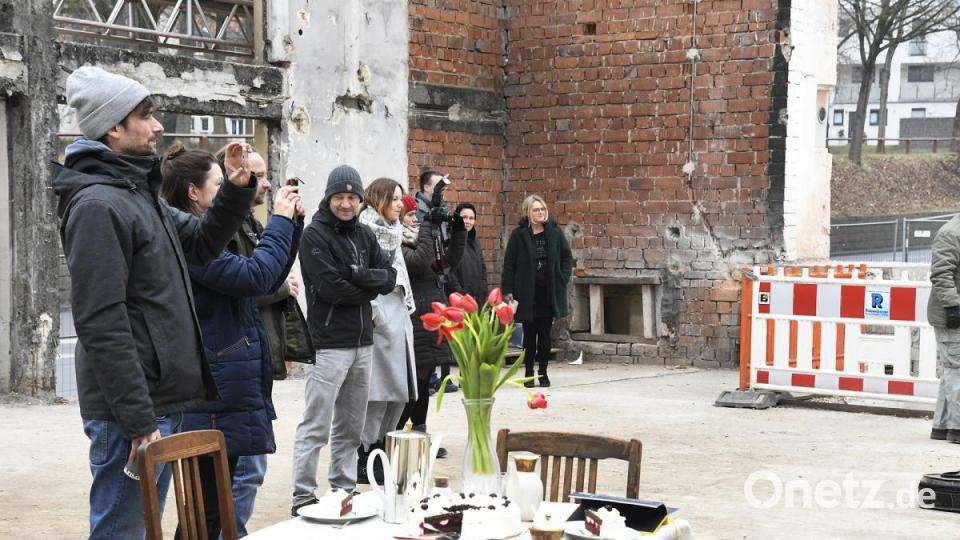 Bei einem Flashmob am Samstagnachmittag haben Amberger Musiker dem Josefshaus als Kulturtempel der Stadt die letzte Ehre erwiesen. Bild: Petra Hartl