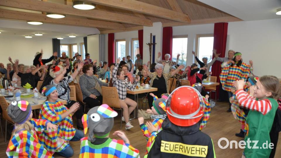 Diesmal ging es beim Seniorenfasching, dank der Kindergartenkinder aus Roggenstein, ziemlich tierisch zu, denn Elmar, der Elefant, stattete den Senioren einen turbulenten Besuch ab. Bild: dob