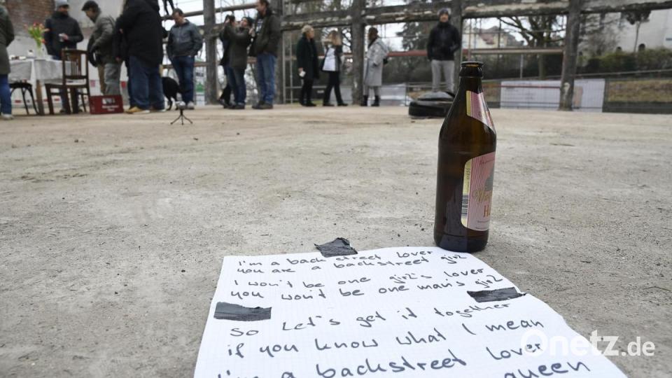 Bei einem Flashmob am Samstagnachmittag haben Amberger Musiker dem Josefshaus als Kulturtempel der Stadt die letzte Ehre erwiesen. Bild: Petra Hartl