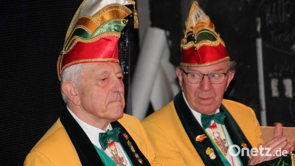 Die beiden Ehrenmitglieder der &quot;Tursiana&quot;, Franz Sommer (links) und Josef Schmidkonz, schauen ganz genau zu. Bild: kro