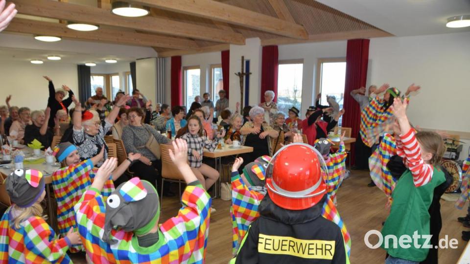 Diesmal ging es beim Seniorenfasching, dank der Kindergartenkinder aus Roggenstein, ziemlich tierisch zu, denn Elmar, der Elefant, stattete den Senioren einen turbulenten Besuch ab. Bild: dob
