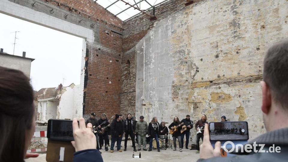 Bei einem Flashmob am Samstagnachmittag haben Amberger Musiker dem Josefshaus als Kulturtempel der Stadt die letzte Ehre erwiesen. Bild: Petra Hartl