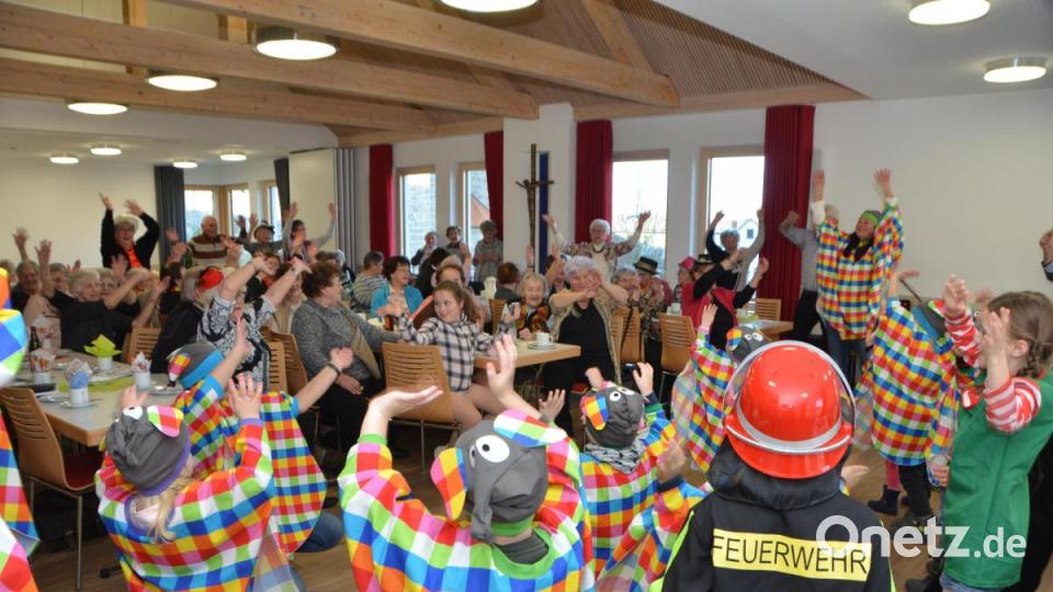 Diesmal ging es beim Seniorenfasching, dank der Kindergartenkinder aus Roggenstein, ziemlich tierisch zu, denn Elmar, der Elefant, stattete den Senioren einen turbulenten Besuch ab. Bild: dob
