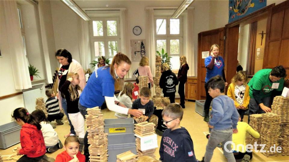 Die Kinder waren mit unheimlich viel Eifer und sehr konzentriert beim &quot;Turmbau zu Babel&quot; bei der Sache. Bild: ubb