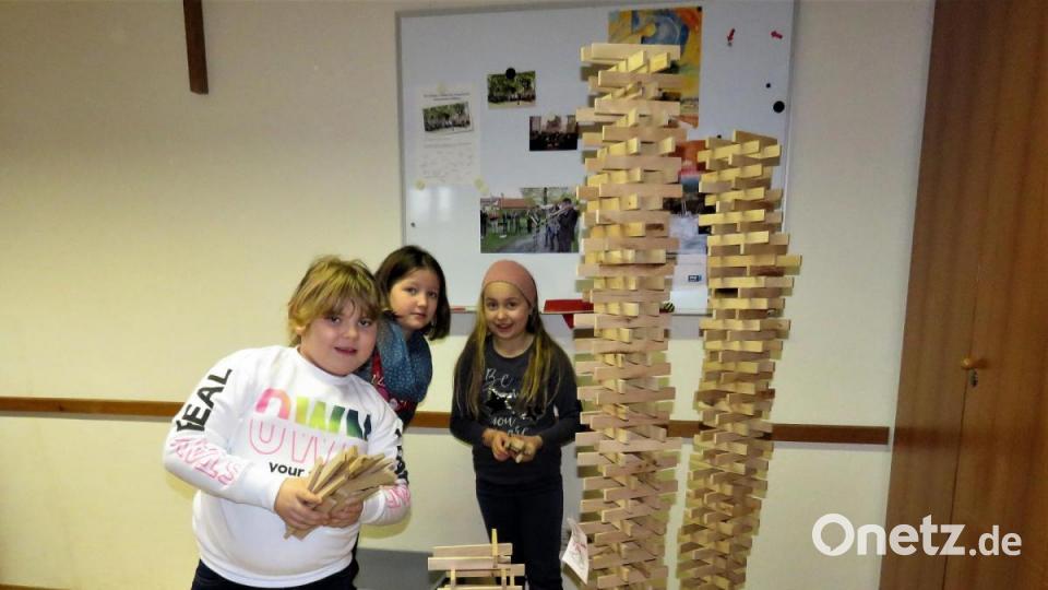 Lisa, Arnika und Elena (von vorne) begnügten sich nicht mit einem Turm. Sie haben einen &quot;Turm zu Babel&quot;, den Eiffelturm, ein Hochhaus, ein Fußballstadion und eine Villa in der Bauzeit geschafft. Bild: ubb