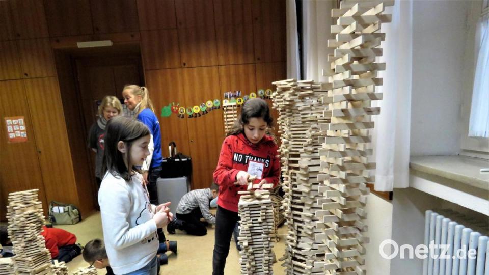 Vorsichtig legten die Kinder Bauklötzchen auf Bauklötzchen, denn mancher Turm ist leider auch wieder in sich zusammengekracht. Bild: ubb