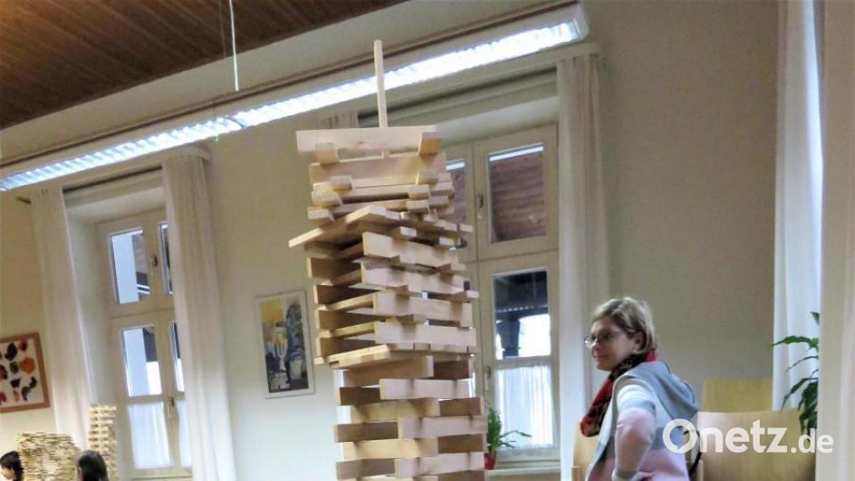 Vorsicht, gefährliche Schräglage! Dieser Turm sollte nicht zum &quot;Schiefen Turm von Pisa&quot; werden und musste deshalb von unten weiter stabilisiert werden. Bild: ubb