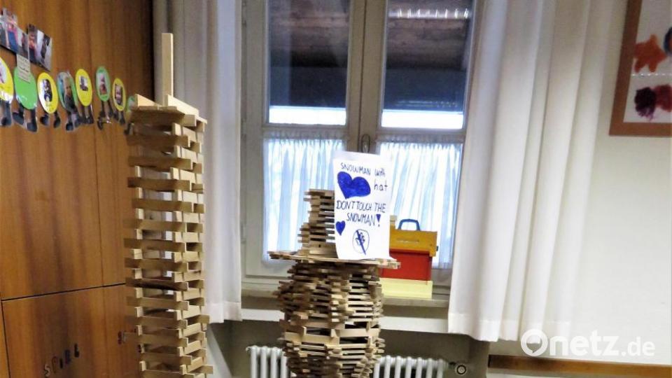 &quot;Don&#039;t touch the Showman&quot; mahnt dieser junge Bautrupp mit einem Hinweisschild, seine etwas wackeligen Türme bitte nicht anzufassen. Bild: ubb