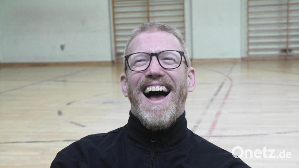 Die Sechstklässler der Pestalozzi-Mittelschule in Weiden besuchen einen Workshop des Tanzpädagogen Alan Brooks. Dabei lernen sie nicht nur coole Tanzmoves, sondern auch Wichtiges für ihr ganzes Leben: Selbstbewusstsein. Bild: Gabi Schönberger