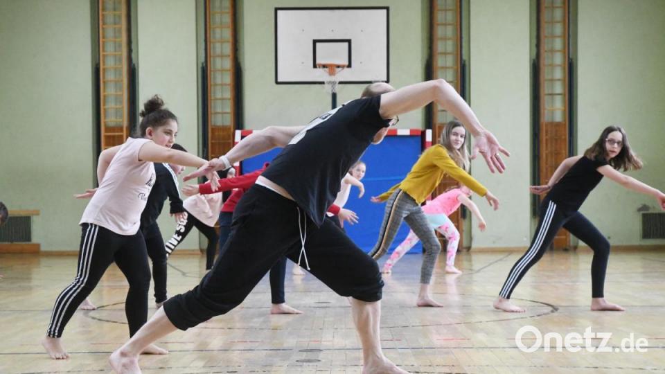 Die Sechstklässler der Pestalozzi-Mittelschule in Weiden besuchen einen Workshop des Tanzpädagogen Alan Brooks. Dabei lernen sie nicht nur coole Tanzmoves, sondern auch Wichtiges für ihr ganzes Leben: Selbstbewusstsein. Bild: Gabi Schönberger