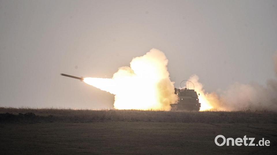 Mit einem großen Feuerball verlässt die Rakete das Rohr des amerikanischen Raketenwerfers vom Typ „M270 A1 MLRS“ der 41st Field Artillery Brigade. Bild: gld