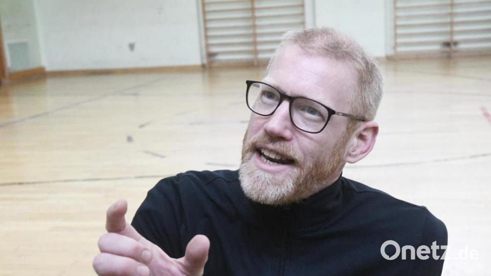 Die Sechstklässler der Pestalozzi-Mittelschule in Weiden besuchen einen Workshop des Tanzpädagogen Alan Brooks. Dabei lernen sie nicht nur coole Tanzmoves, sondern auch Wichtiges für ihr ganzes Leben: Selbstbewusstsein. Bild: Gabi Schönberger