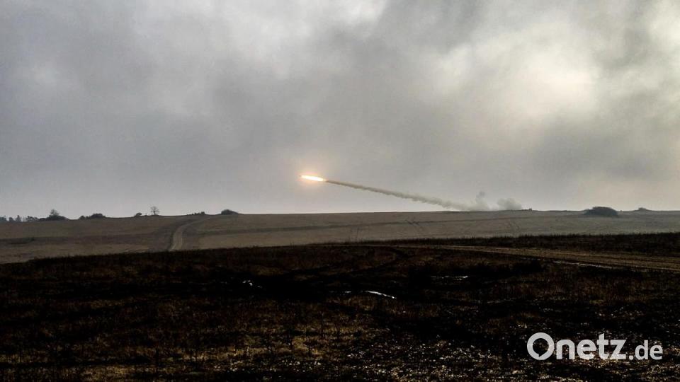Die vom Raketenwerfers vom Typ „M270 A1 MLRS“ der 41st Field Artillery Brigade, abgefeuerte Rakete fliegt Richtung "Impact Area" des US-Truppenübungsplatzes Grafenwöhr. Bild: gld