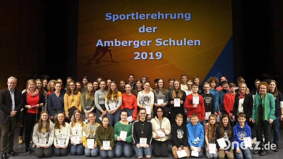Die Stadt Amberg ehrt erfolgreiche Schüler im Schulsport. Im Bild: Erasmus-Gymnasium und Max-Reger-Gymnasium. Bild: Petra Hartl