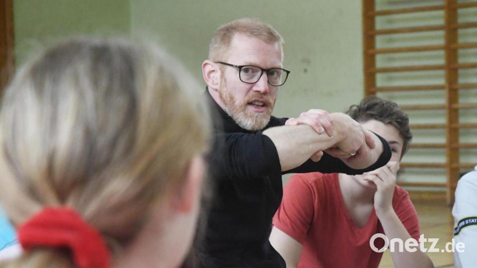 Die Sechstklässler der Pestalozzi-Mittelschule in Weiden besuchen einen Workshop des Tanzpädagogen Alan Brooks. Dabei lernen sie nicht nur coole Tanzmoves, sondern auch Wichtiges für ihr ganzes Leben: Selbstbewusstsein. Bild: Gabi Schönberger