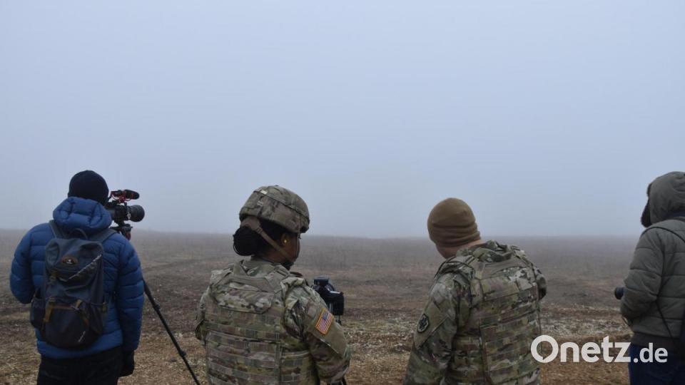 Journalisten und Militärs warten auf den Abschuss der ersten Rakete. Die Feuerstellung liegt im dichten Nebel versteckt. Bild: Alexander Pausch