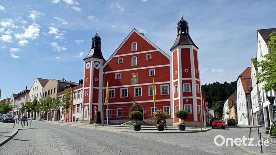 Burglengenfeld ist der einzige Ort im Städtedreieck, in dem der amtierende Bürgermeister noch einmal antritt. Insgesamt vier Kandidaten wollen in der 13500 Einwohner zählenden Kommune ins Amtszimmer des Bürgermeisters im Rathaus (Bild) einziehen. In Maxhütte-Haidhof mit seinen 11 500 Einwohnern treten drei Bewerber an, in Teublitz - 7500 Einwohner - sind es vier, darunter eine Frau. Bild: exb