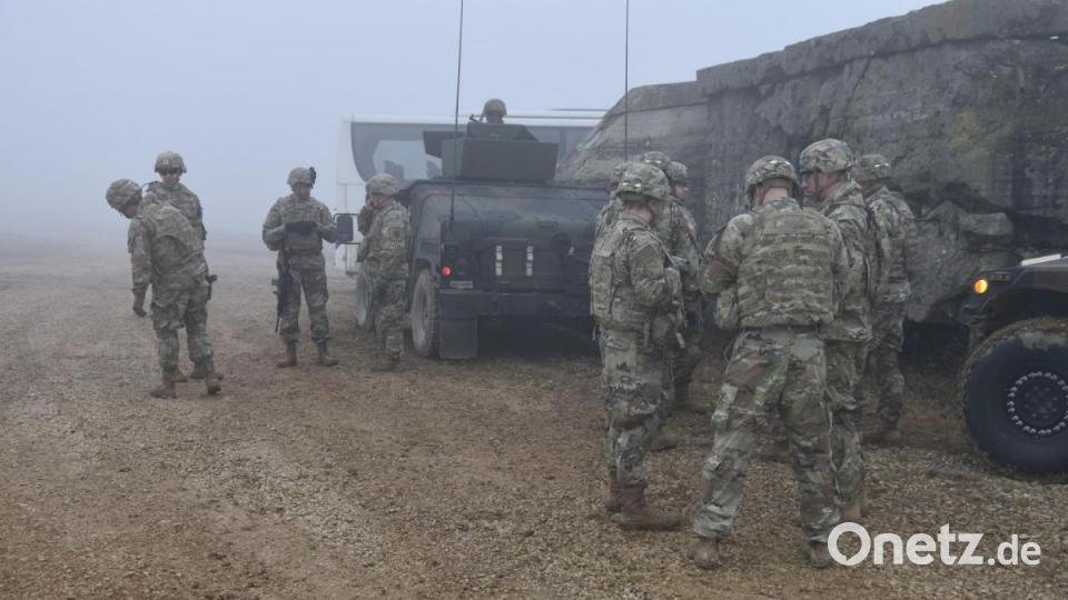 Die Soldaten der 41st Field Artillery Brigade aus Grafenwöhr warten beim Beobachtungsposten neben dem Hochbunker auf dem Truppenübungsplatz auf den Abschuss der erste Rakete der Brigade. Bild: Alexander Pausch