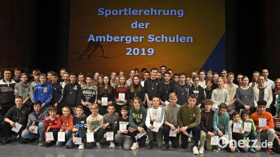 Die Stadt Amberg ehrt erfolgreiche Schüler im Schulsport. Im Bild: Gregor-Mendel-Gymnasium und Franz-Xaver-von-Schönwerth-Realschule. Bild: Petra Hartl