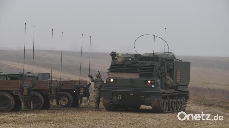 Der Bataillonskommandeur weist die Mannschaft des Raktenwerfers vom Typ "M270A1 MLRS" auf dem Truppenübungsplatz ein. Bild: Alexander Pausch