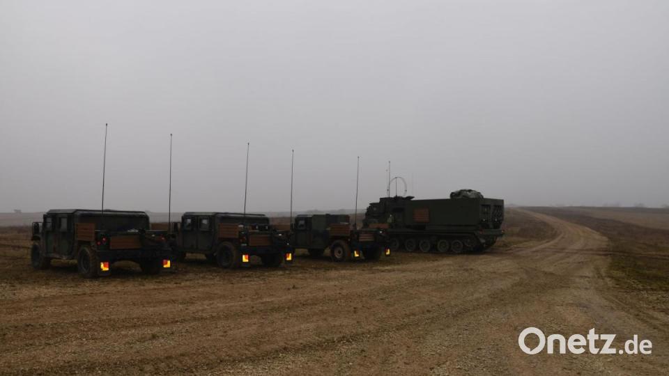 Vier Humvees und ein Raketenwerfer vom Typ "M270A1 MLRS" der 41st Field Artillery Brigade parken auf dem Beobachtungshügel auf dem Truppenübungsplatz Grafenwöhr., Bild: Alexander Pausch