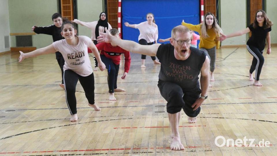 Die Sechstklässler der Pestalozzi-Mittelschule in Weiden besuchen einen Workshop des Tanzpädagogen Alan Brooks. Dabei lernen sie nicht nur coole Tanzmoves, sondern auch Wichtiges für ihr ganzes Leben: Selbstbewusstsein. Bild: Gabi Schönberger