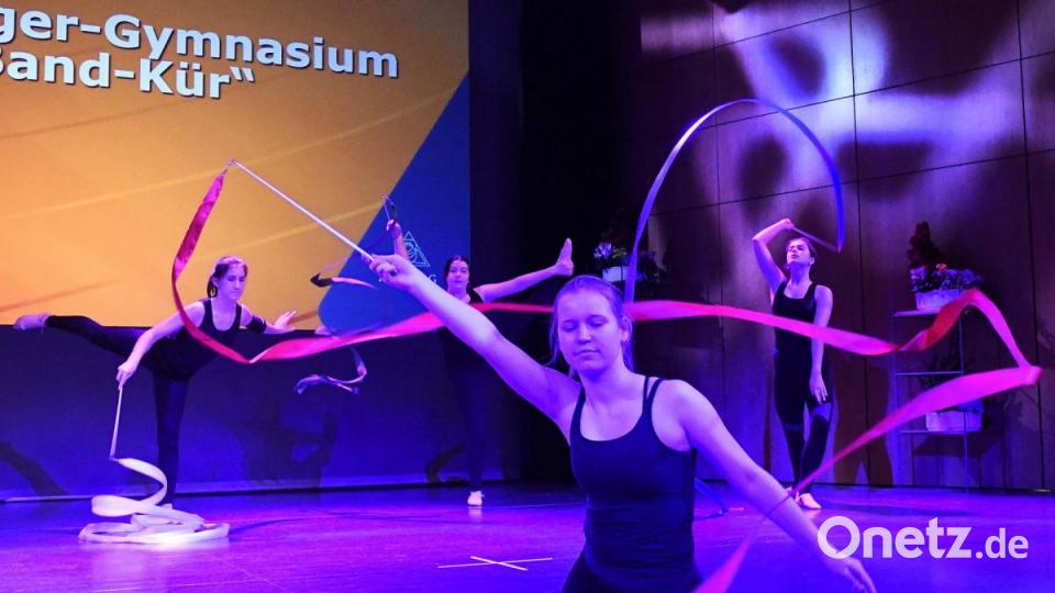 Sportlerehrung Schulsport Stadt Amberg 
Auftritt &quot;Band-Kür&quot; Max-Reger-Gymnasium Bild: Petra Hartl