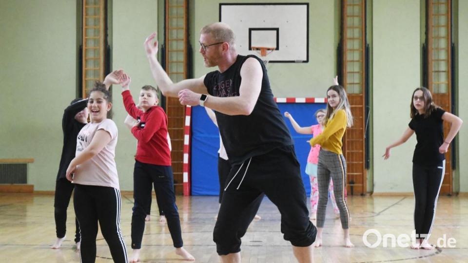 Die Sechstklässler der Pestalozzi-Mittelschule in Weiden besuchen einen Workshop des Tanzpädagogen Alan Brooks. Dabei lernen sie nicht nur coole Tanzmoves, sondern auch Wichtiges für ihr ganzes Leben: Selbstbewusstsein. Bild: Gabi Schönberger