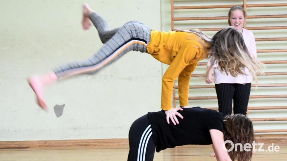 Die Sechstklässler der Pestalozzi-Mittelschule in Weiden besuchen einen Workshop des Tanzpädagogen Alan Brooks. Dabei lernen sie nicht nur coole Tanzmoves, sondern auch Wichtiges für ihr ganzes Leben: Selbstbewusstsein. Bild: Gabi Schönberger