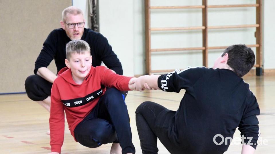 Die Sechstklässler der Pestalozzi-Mittelschule in Weiden besuchen einen Workshop des Tanzpädagogen Alan Brooks. Dabei lernen sie nicht nur coole Tanzmoves, sondern auch Wichtiges für ihr ganzes Leben: Selbstbewusstsein. Bild: Gabi Schönberger
