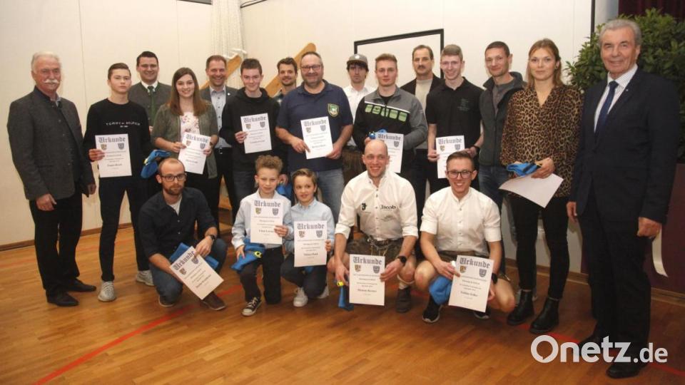 Der Ehrenpräsident des Bayerischen Landessportverbandes, Günther Lommer (rechts), der Präsident des Oberpfälzer Schützenbundes, Franz Brunner (links), und Landrat Thomas Ebeling (Dritter von links) ehrten diese Sportler für ihre internationalen Erfolge mit der „Goldmedaille“. Bild: Hirsch
