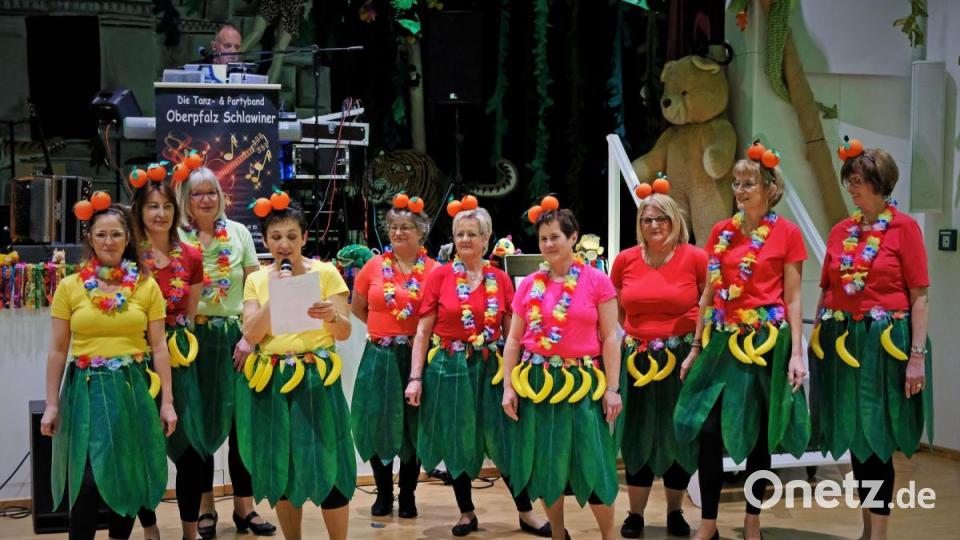 Die Vorstandschaft mit Christa Schlagenhaufer eröffnete mit &quot;Zwei Apfelsinen im Haar und an der Hüfte Bananen&quot; den launigen Weiberball. Bild: twi