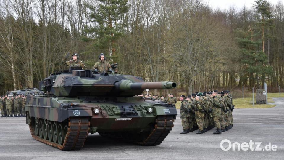 Zum Abschied fährt Oberstleutnant Oliver Dellschau (links) im Kampfpanzer Leopard noch einaml die Truppen auf dem Appellplatz ab. Bild: Alexander Pausch