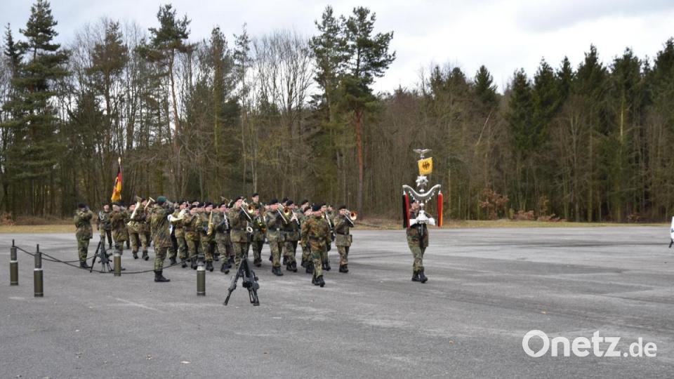 Das Heeresmusikkorps und die Fahnenabordnung zieht aus. Bild: Alexander Pausch