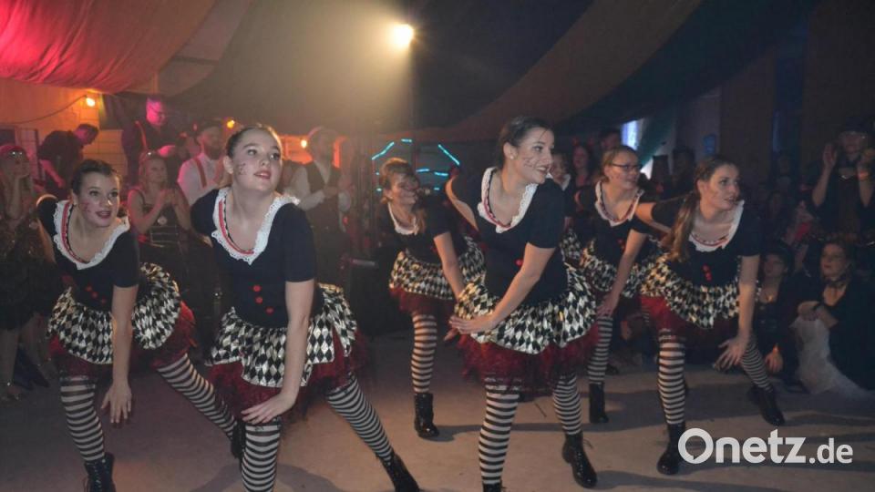 „Manage – frei“ zur Mitternachtsshow. Die Pleysteiner Garde präsentierte sich als Clowns im Zirkus. Bild: gi