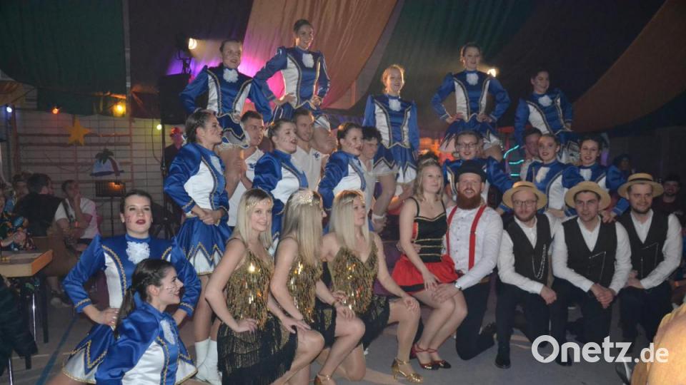 Die Pleysteiner Prinzengarde mit Prinzenpaar begeistert mit ihren Auftritten. Bild: gi