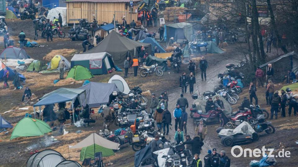 elte stehen auf dem Gelände des Elefantentreffens. Bild: Armin Weigel/dpa