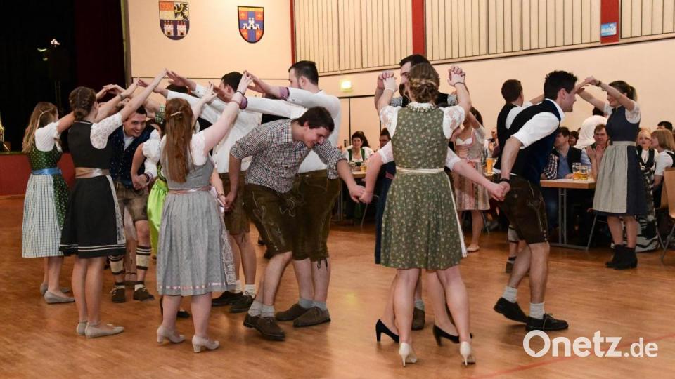 Beim traditionellen Auftanz stellten sich die zwölf Tanzpaare der Jungbauernschaft Schwandorf vor. Bild: Freya Stoeckl