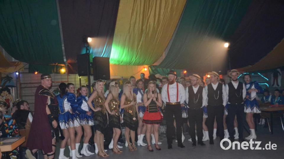 Die Pleysteiner Prinzengarde mit Prinzenpaar begeisterte mit ihren Auftritten und verlieh Orden. Bild: gi